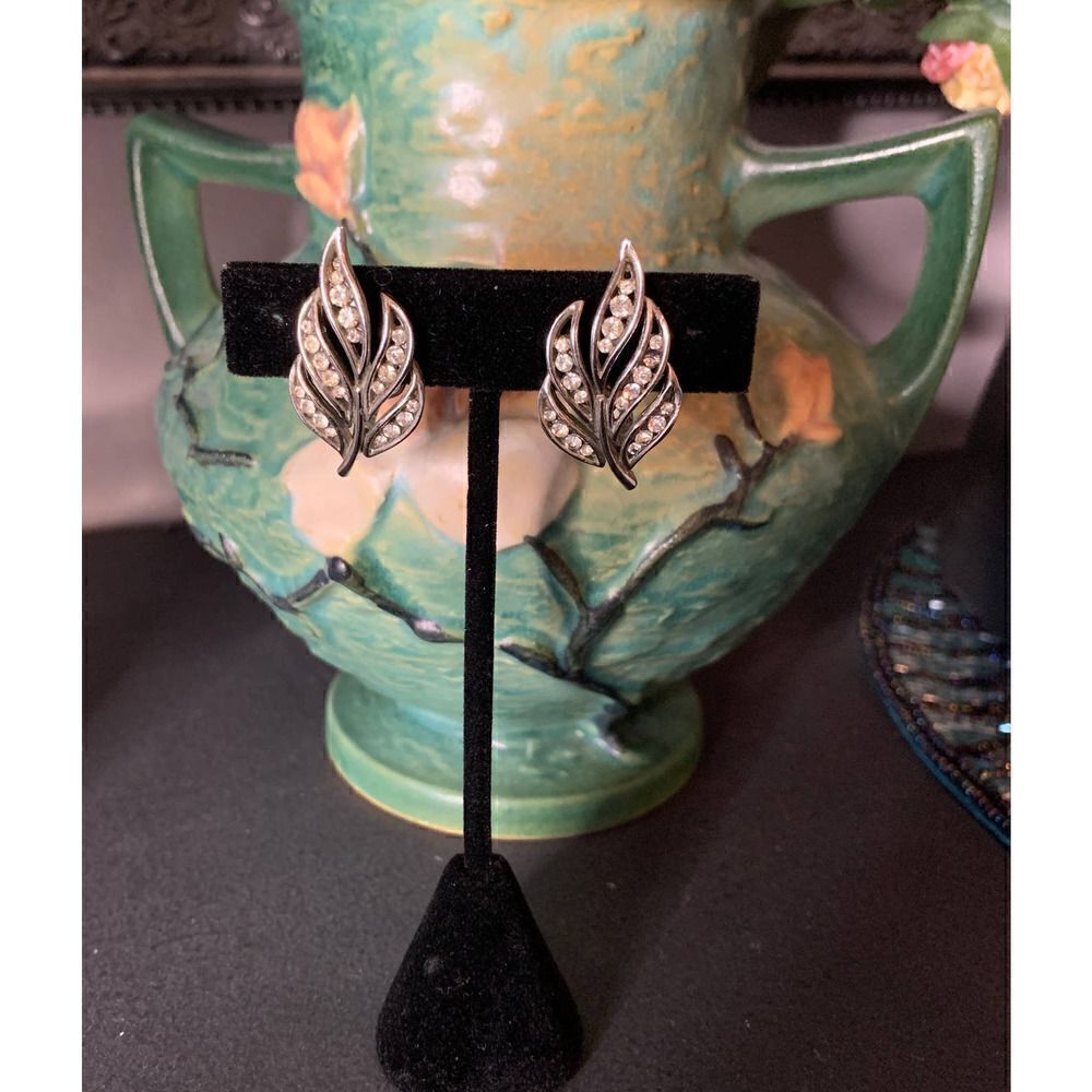 Trifari Sparkling Leaf earrings in Silver tone, Vintage